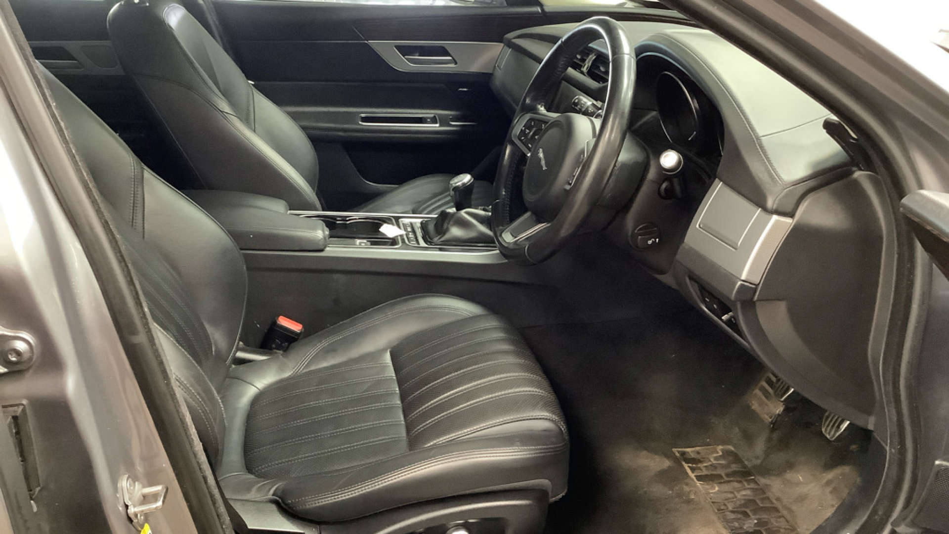 2020 Jaguar XF — image 12