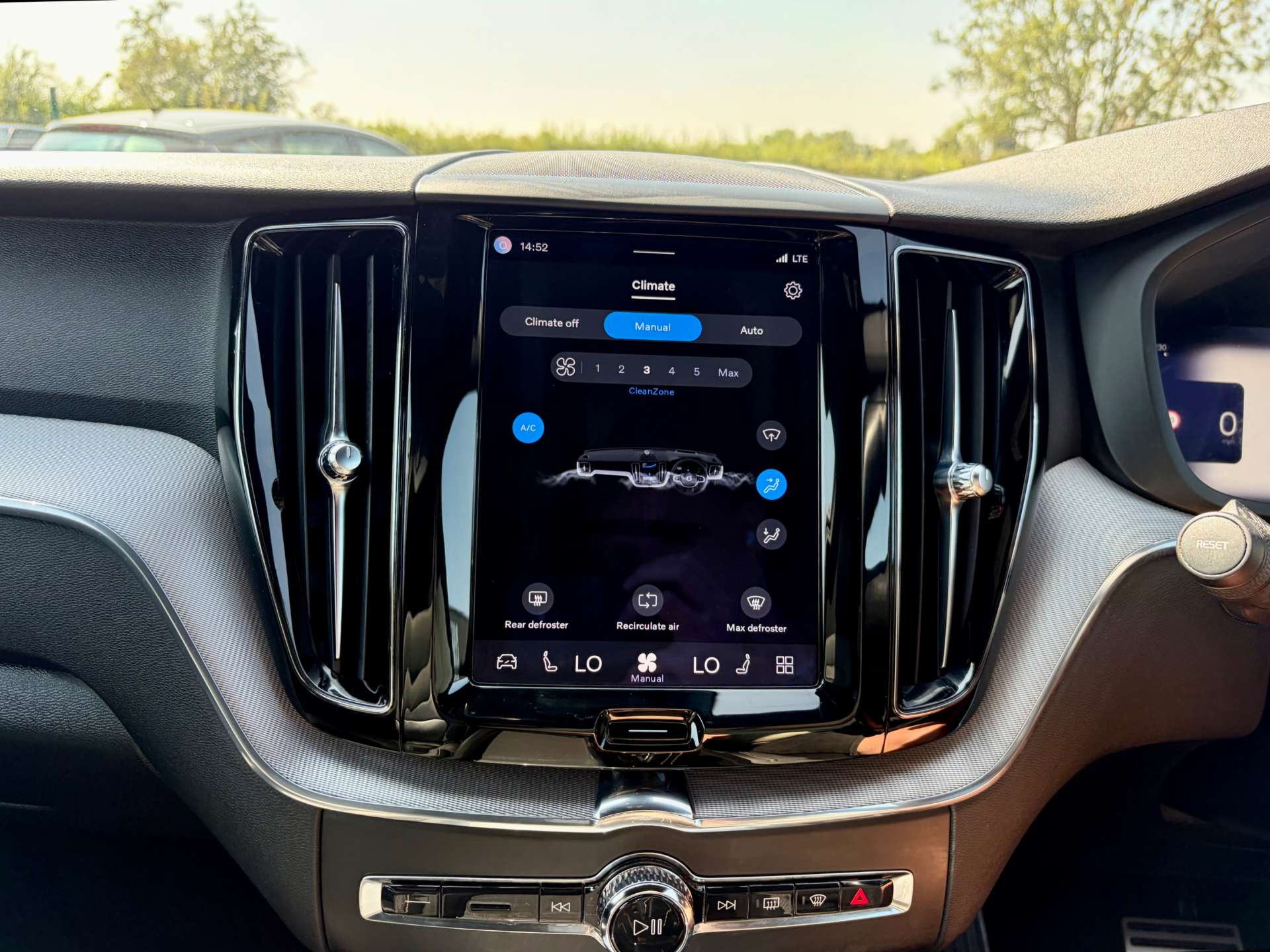 2021 Volvo XC60 — image 40