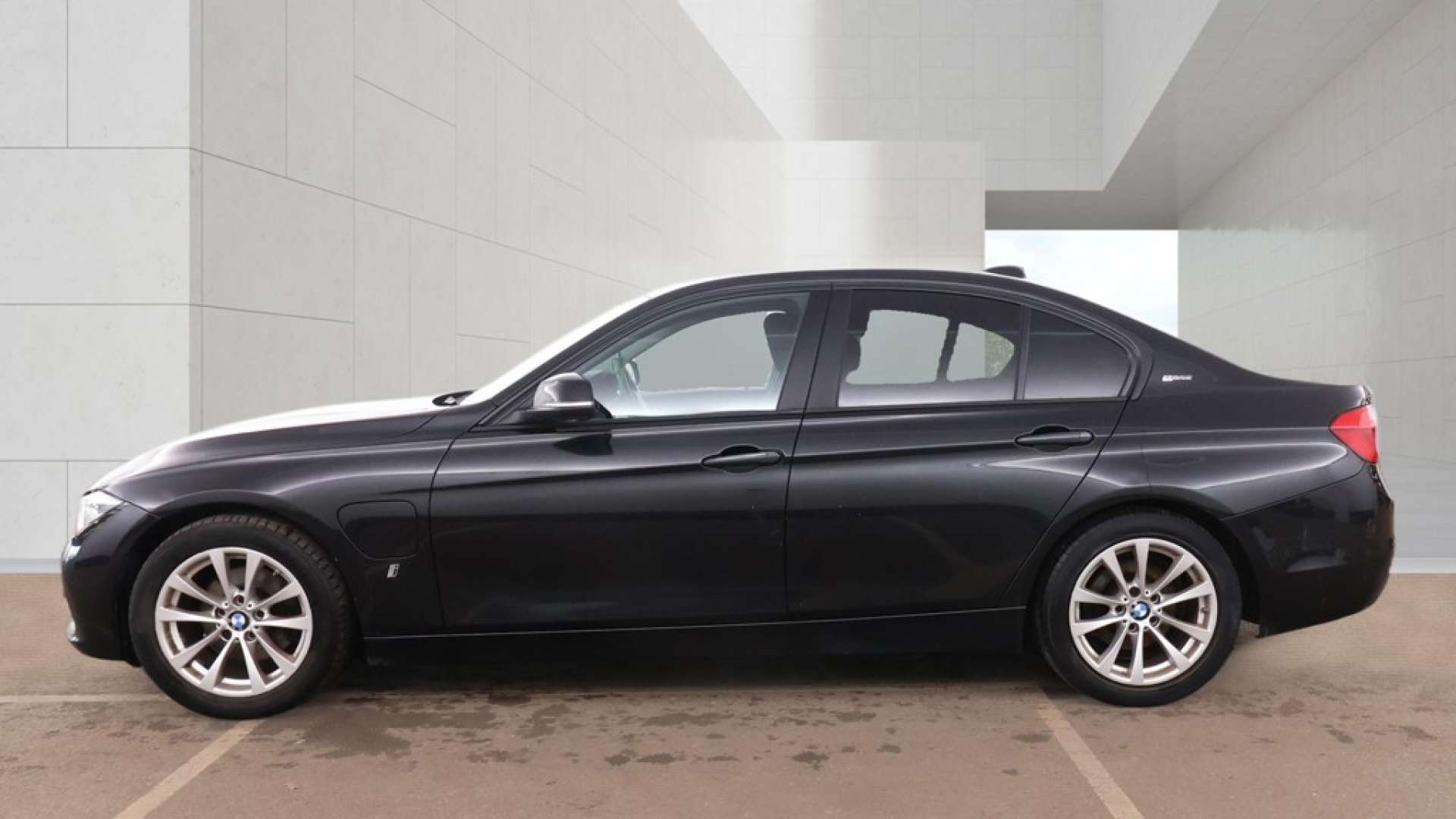 2018 BMW 330e — image 7