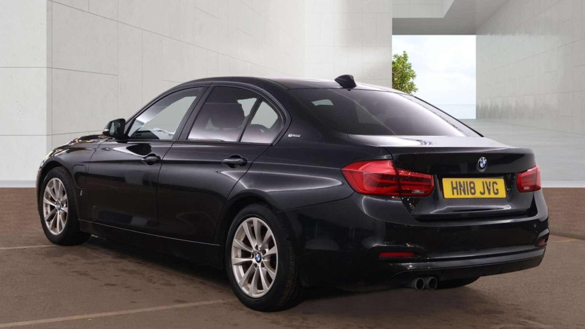 2018 BMW 330e — image 4