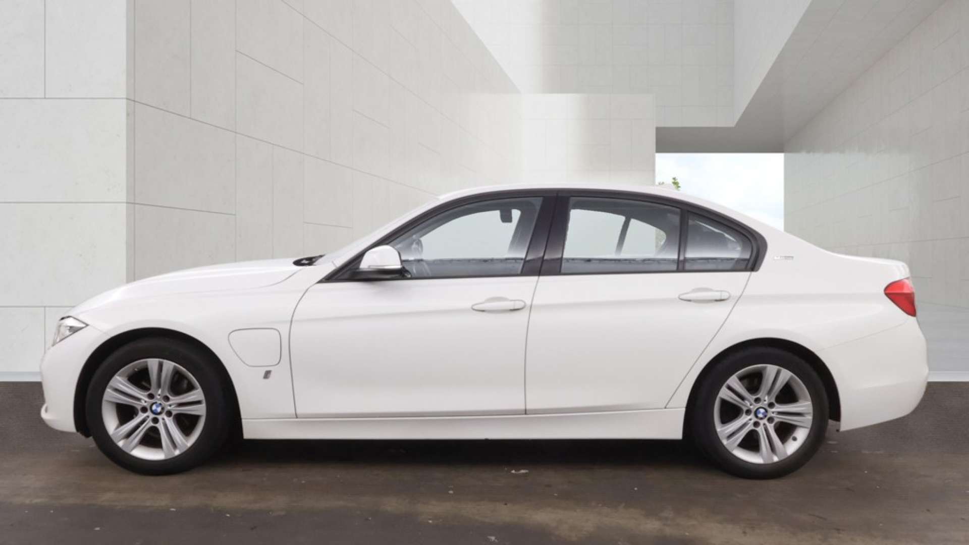 2018 BMW 330e — image 7