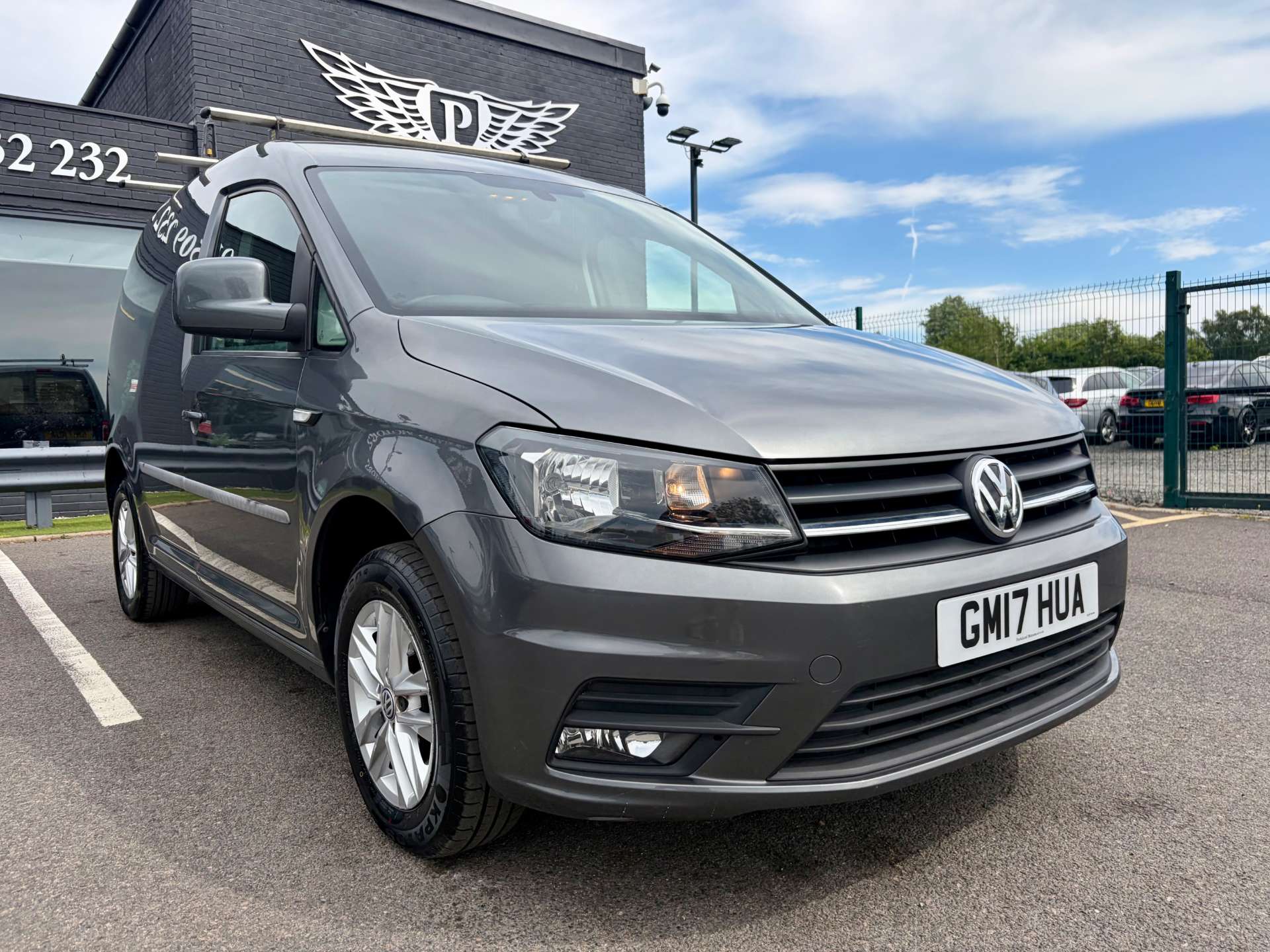2017 Volkswagen Caddy — image 2