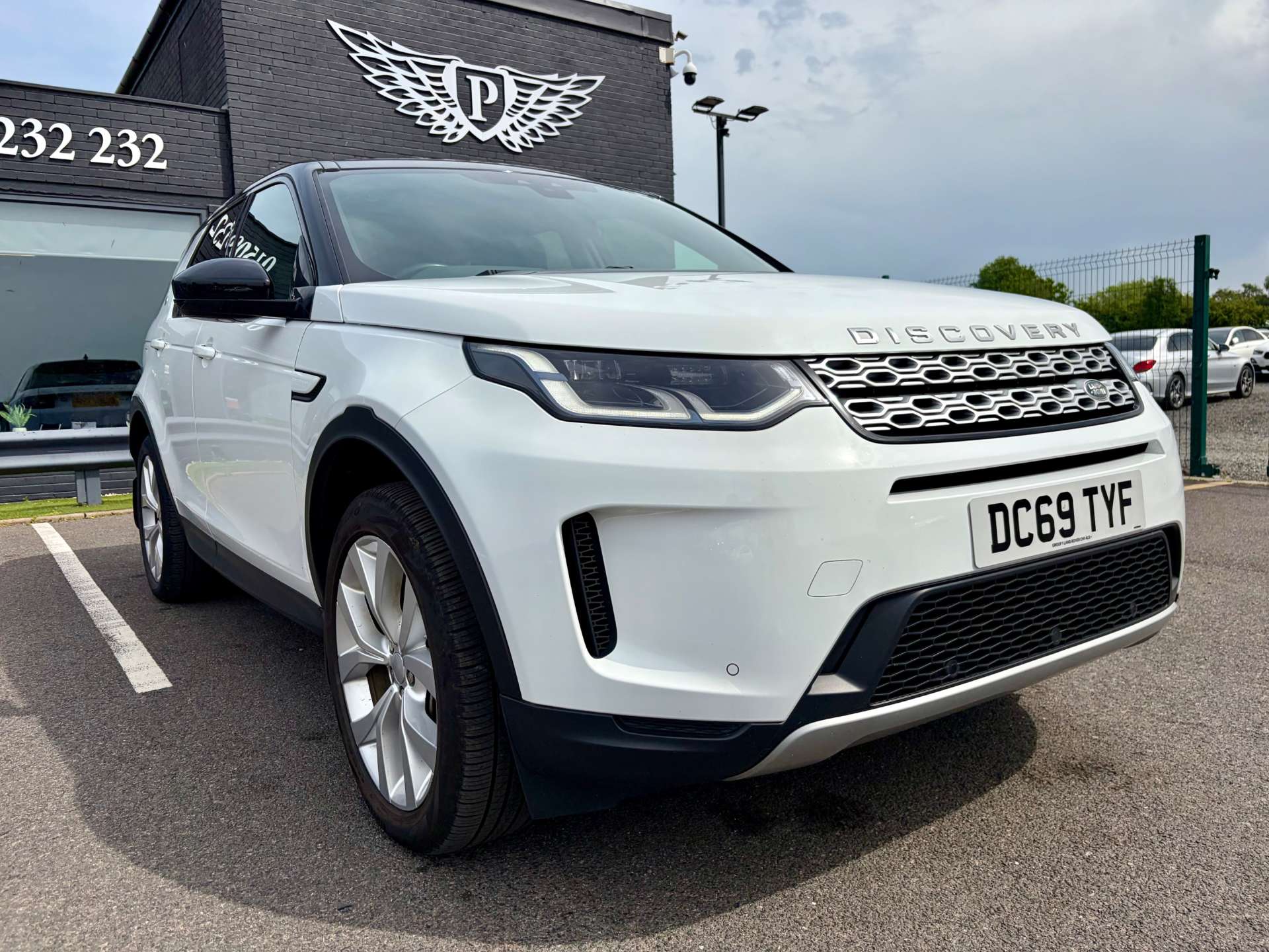 2019 Land Rover Discovery — image 2