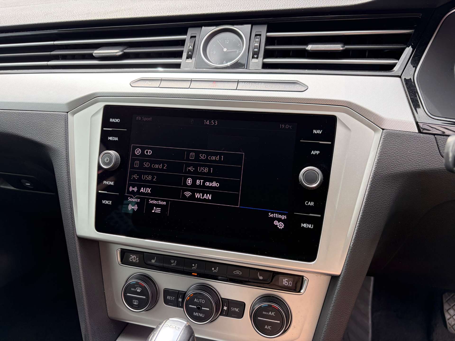 2018 Volkswagen Passat — image 47