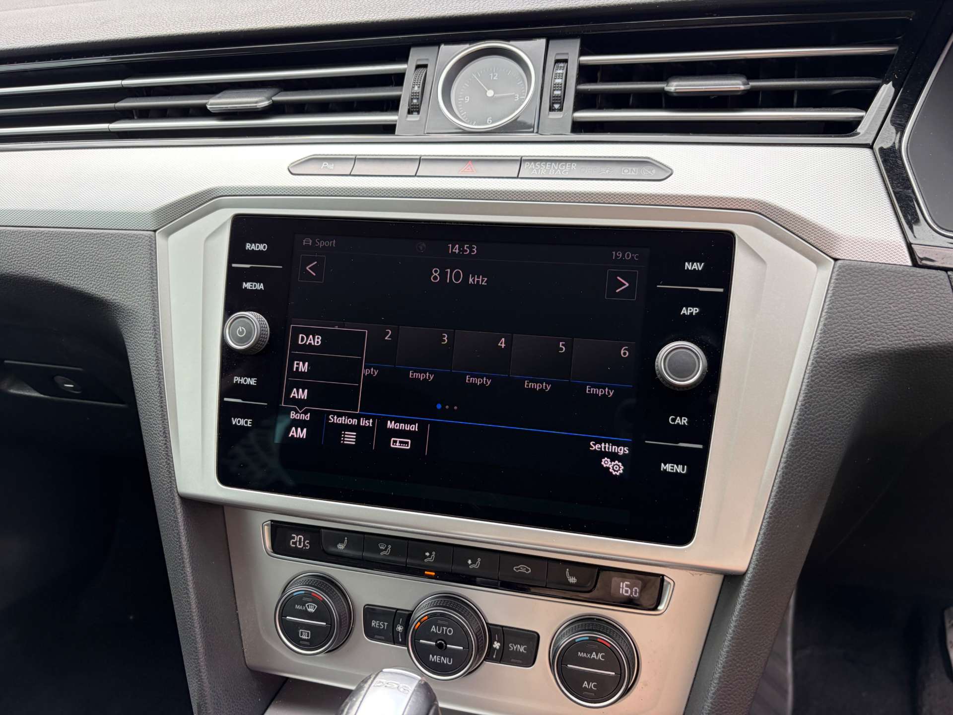 2018 Volkswagen Passat — image 45