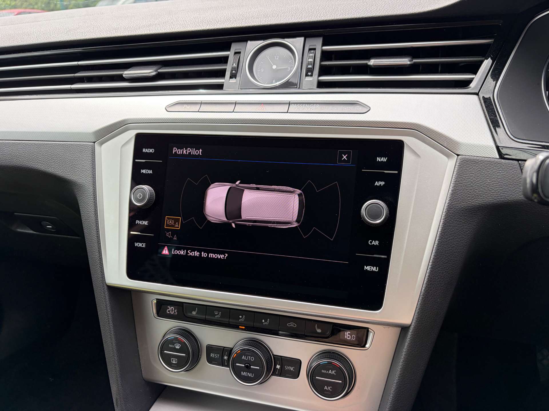 2018 Volkswagen Passat — image 48