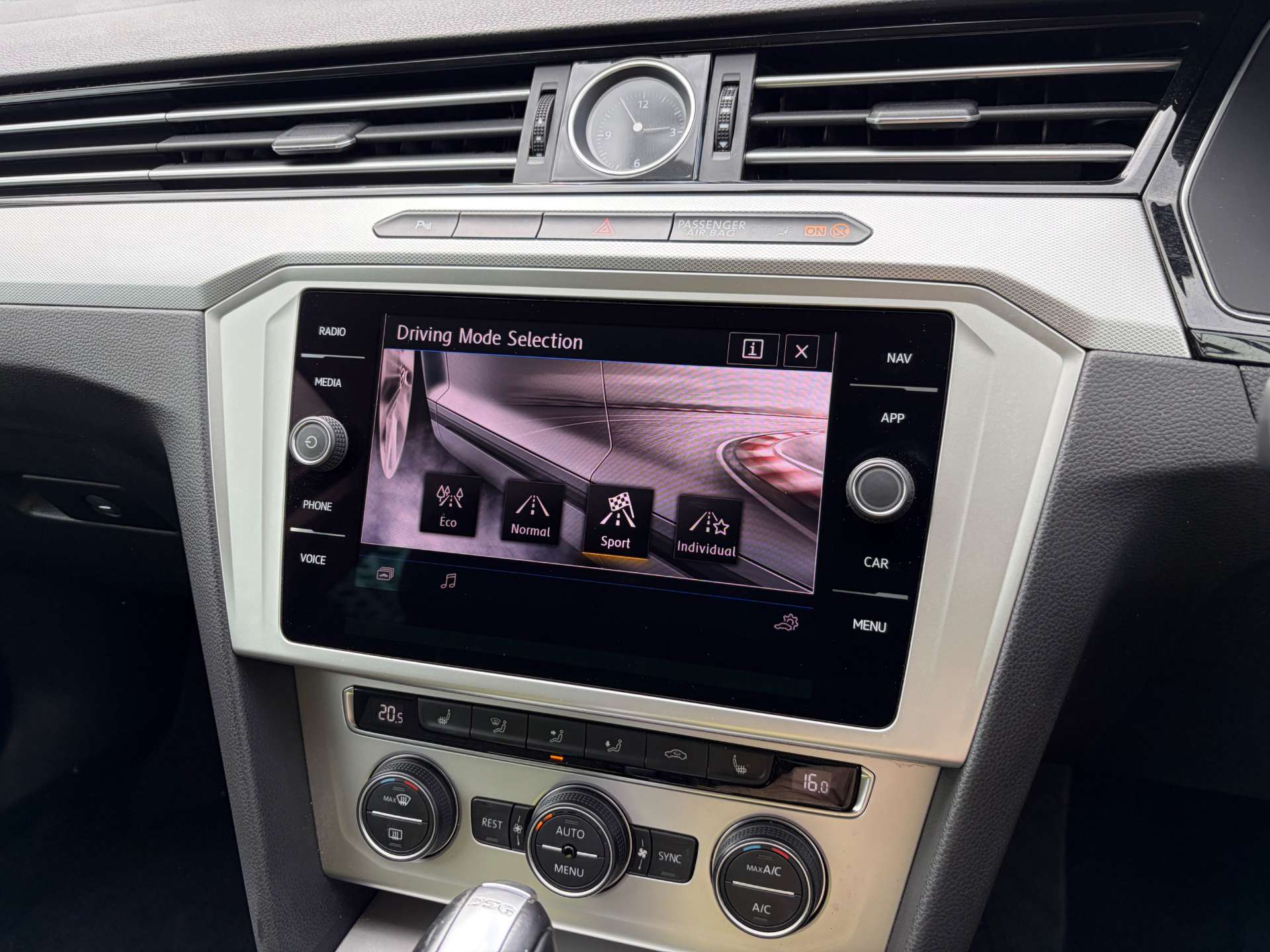2018 Volkswagen Passat — image 44