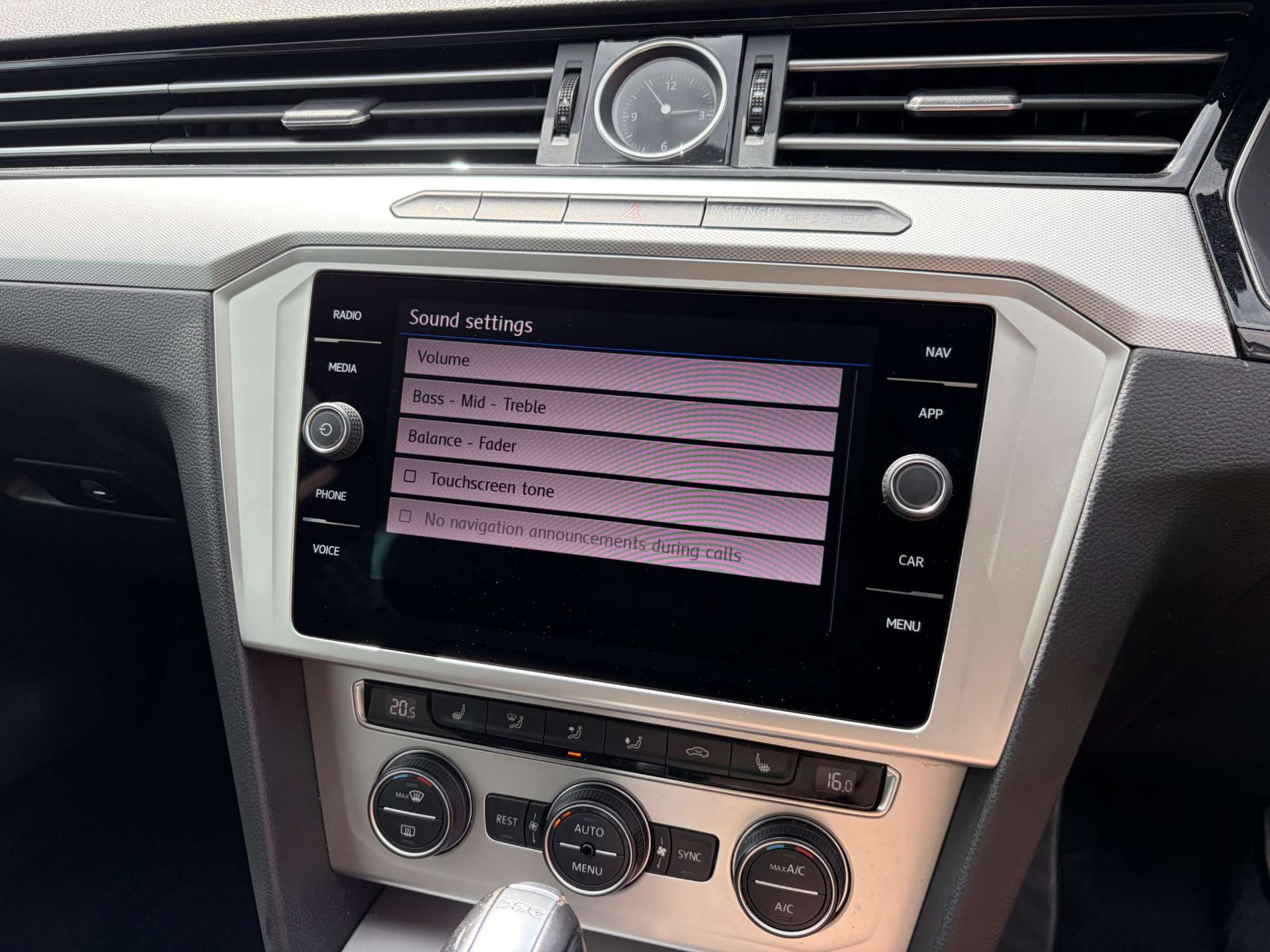 2018 Volkswagen Passat — image 50