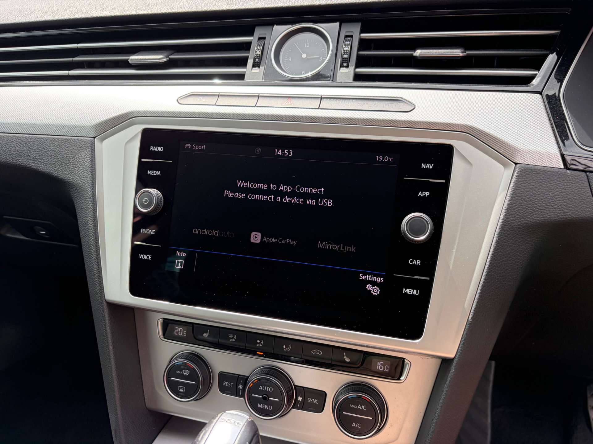 2018 Volkswagen Passat — image 46