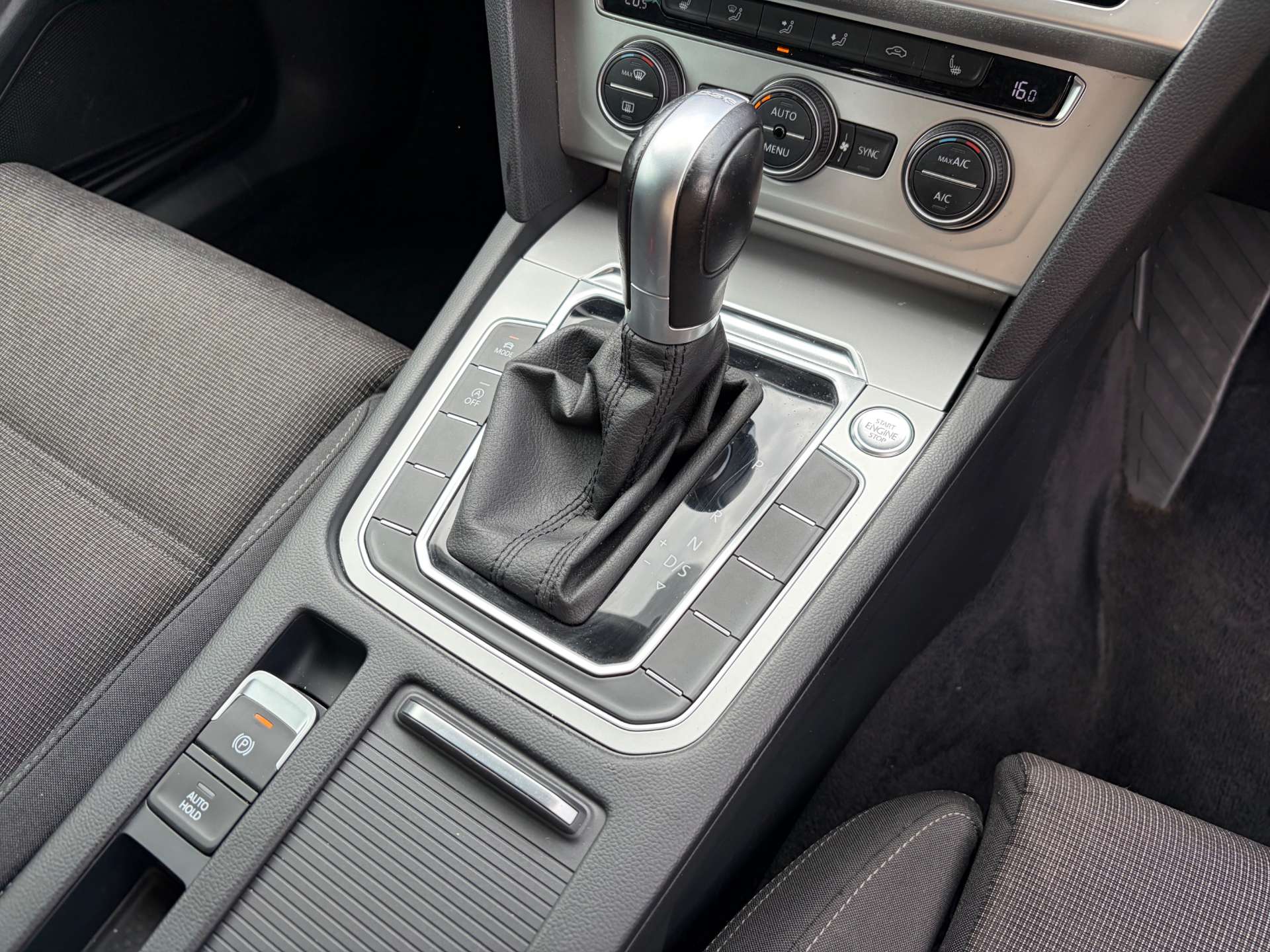 2018 Volkswagen Passat — image 40