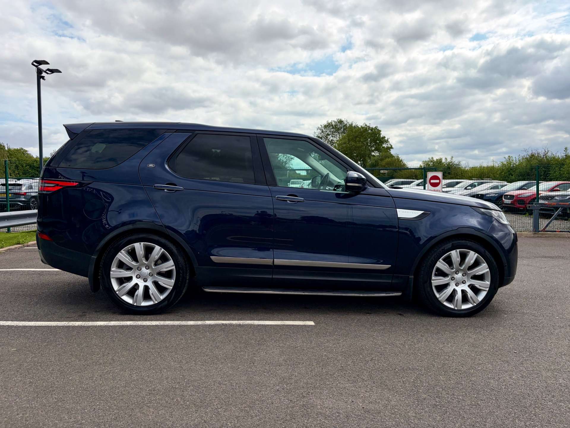 2017 Land Rover Discovery — image 10