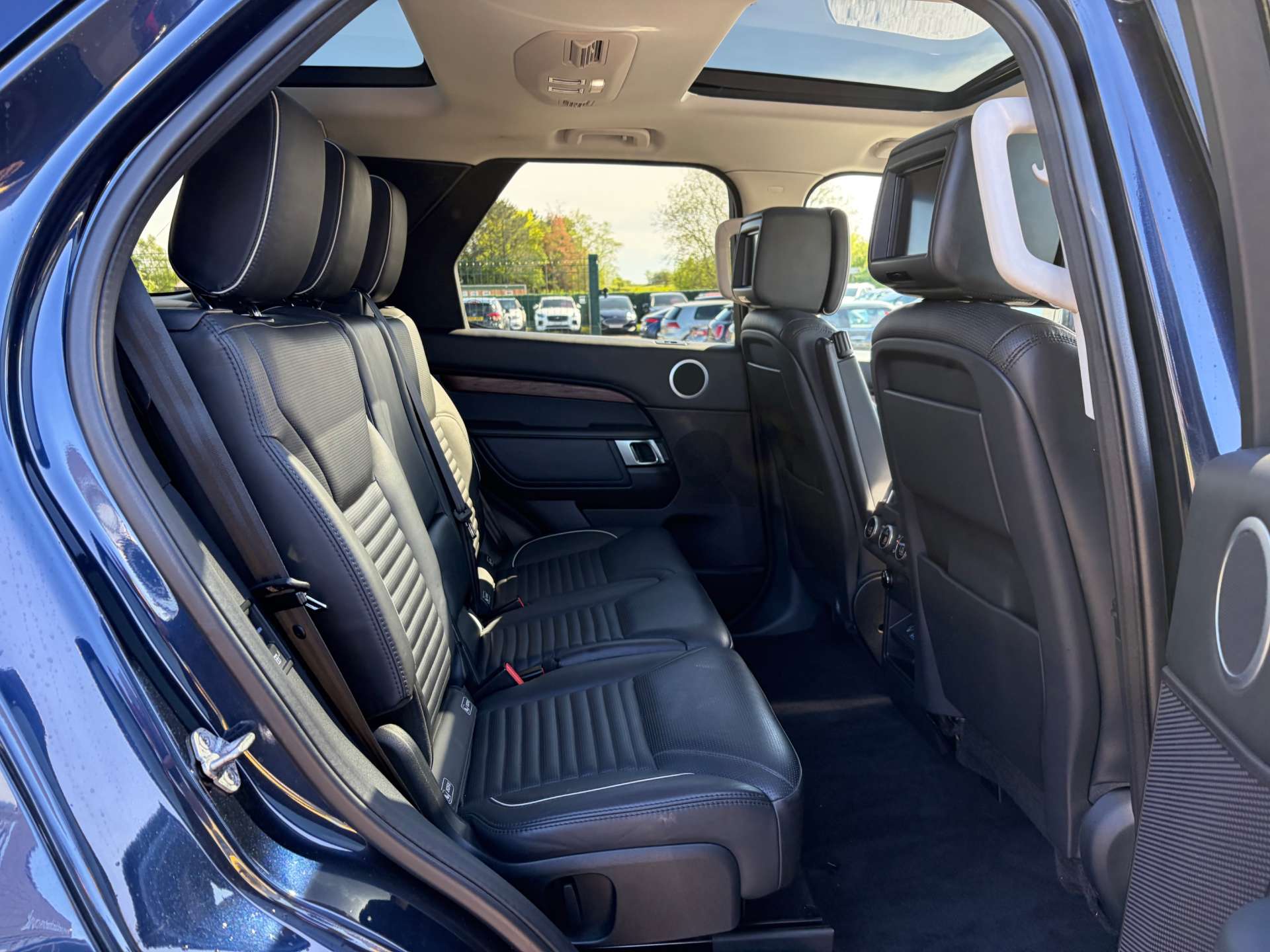 2017 Land Rover Discovery — image 32