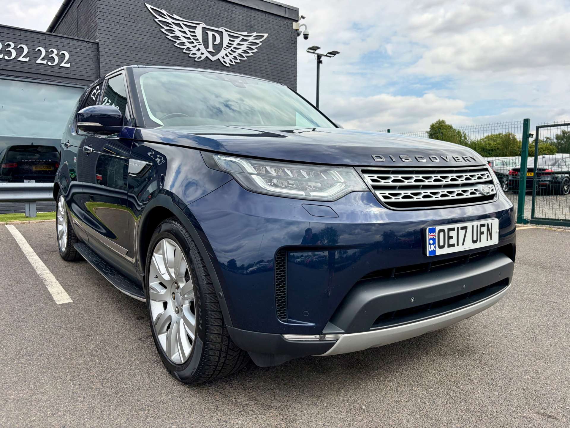 2017 Land Rover Discovery — image 2