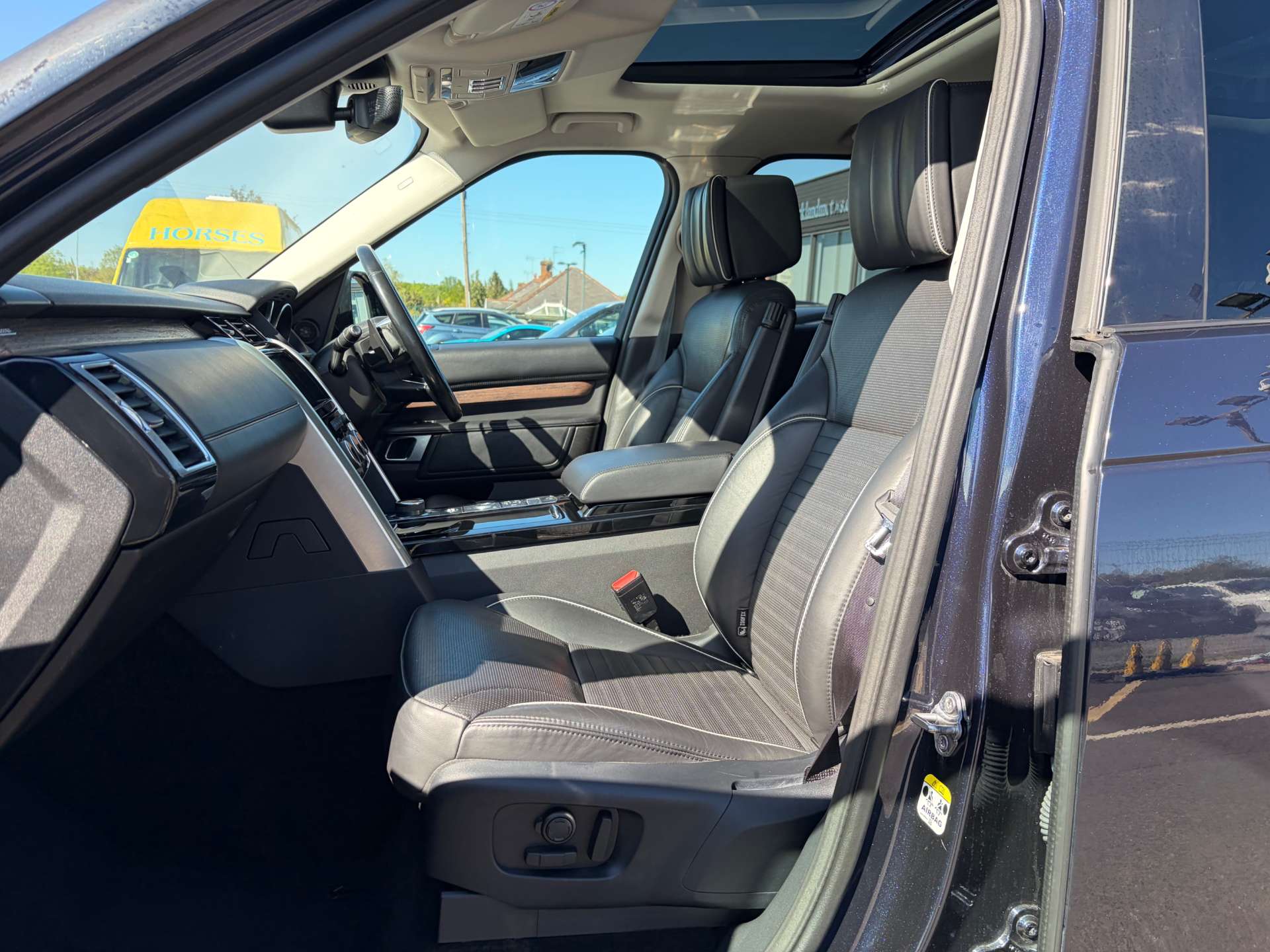 2017 Land Rover Discovery — image 16