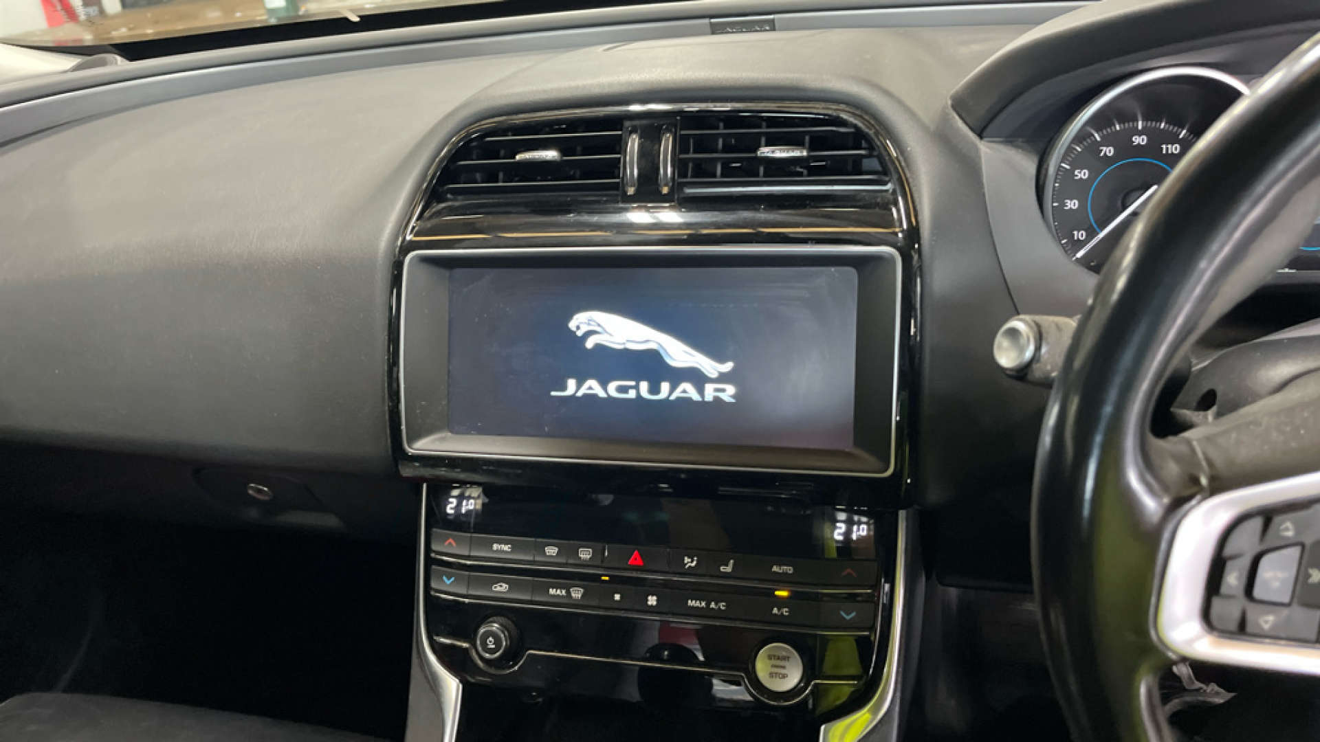 2018 Jaguar XE — image 13